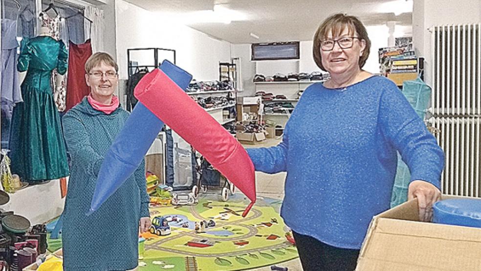 Sportmaterialien für den Kindergarten Wymeer zeigen hier Birgitt Boekhoff (Kindergarten Wymeer) und Anne Wessels. © privat