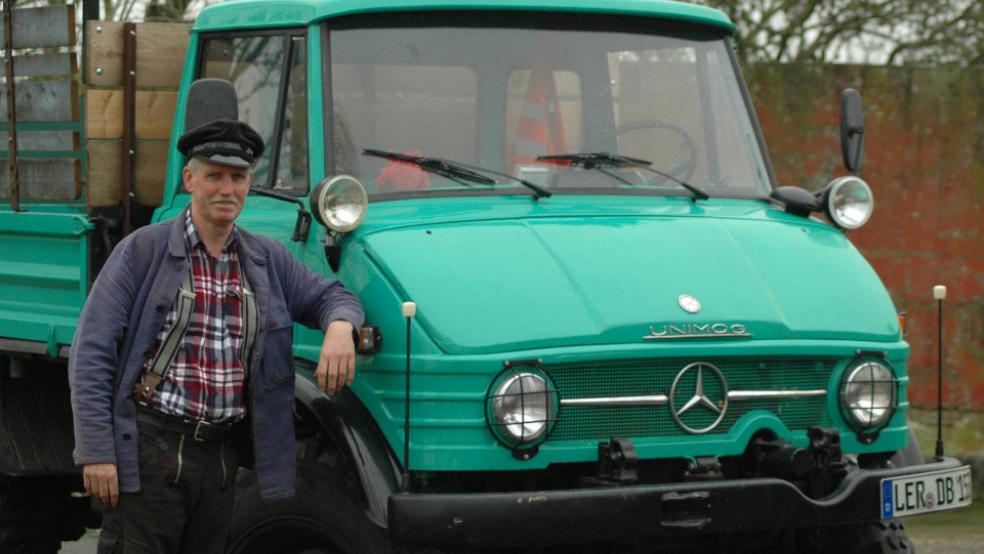 Der Mercedes-Unimog aus dem Baujahr 1964, den er vor zweieinhalb Jahren in Nortmoor erworben hat, ist für Enno Meyer unverzichtbar. Denn das Transportfahrzeug muss geländetauglich sein. »Sonst sackt man auf den Moorflächen ein«, weiß der Torf-Fahrer. © Fotos: Szyska