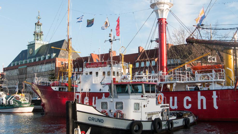 Ein Schlepper drückte das Feuerschiff »Amrumbank/Deutsche Bucht« nach der Sanierung in seinen angestammten Liegeplatz am Emder Ratsdelft. © Foto: Lennart Stock (dpa)