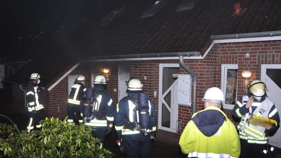 Die Feuerwehr wurde um 16.43 Uhr alarmiert, weil es in einer Küche eines Reihenhauses in der Stettiner Straße in Leer brannte. Auch Bingumer Einsatzkräfte rückten aus. © Foto: Wolters