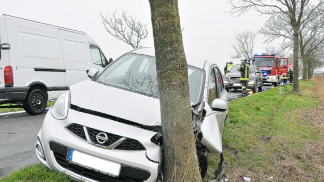 Mit Auto gegen Baum geprallt