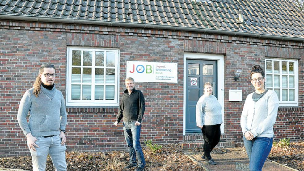 Ein starkes Team: Frederic Reich, Jens Meinders, Marion Heinrichs und Sarah Fischer (von links) arbeiten bei der Jugend­berufsagentur, die in einem Haus direkt neben der BBS in Leer untergebracht ist. © Foto: Boelmann