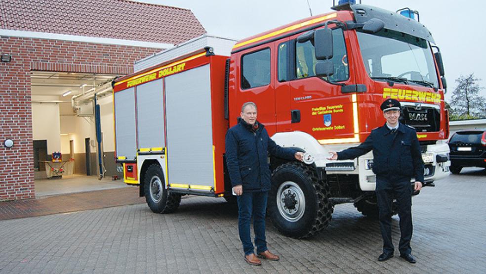 Den Schlüssel für das neue MLF übergab Bürgermeister Gerald Sap gestern an Ortsbrandmeister Thomas Kempen. Im Hintergrund das neue Gerätehaus mit der Garage. © Hoegen