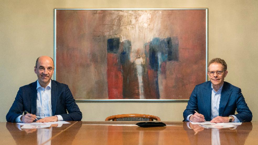 Stefan Dohler, Vorstandsvorsitzender EWE AG (links), und Heiko Janssen, Vorstandsvorsitzender Aloys Wobben Stiftung, bei der Unterschirift. © Foto: Enercon