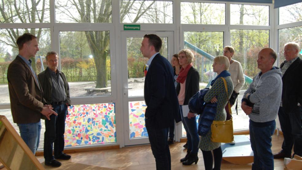 Der Kindergarten Möhlenwarf, auf unserem Archivbild besucht gerade der Sozialauschuss des Rates die Einrichtung, bleibt wegen einer Corona-Infektion eines Kindes morgen geschlossen. © Archivfoto: Hoegen