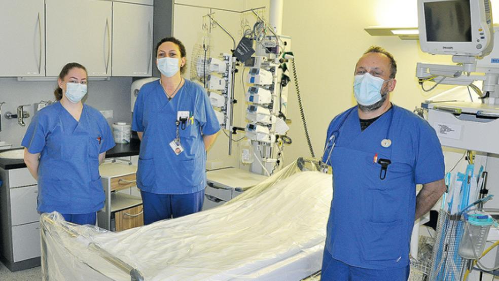 Sind ein eingespieltes Team (von links): Laura Yzer (Gesundheits- und Krankenpflegerin auf der Intensivstation), Claudia Hortscht (Teamleitung der Intensivstation) und Frank Lottner (Ärztliche Leitung der Intensivstation). © Foto: Klinikum Leer