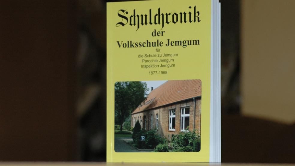Die Schulchronik wurde bei Risius in Weener zunächst in einer Auflage von 350 Exemplaren gedruckt. © Foto: Szyska