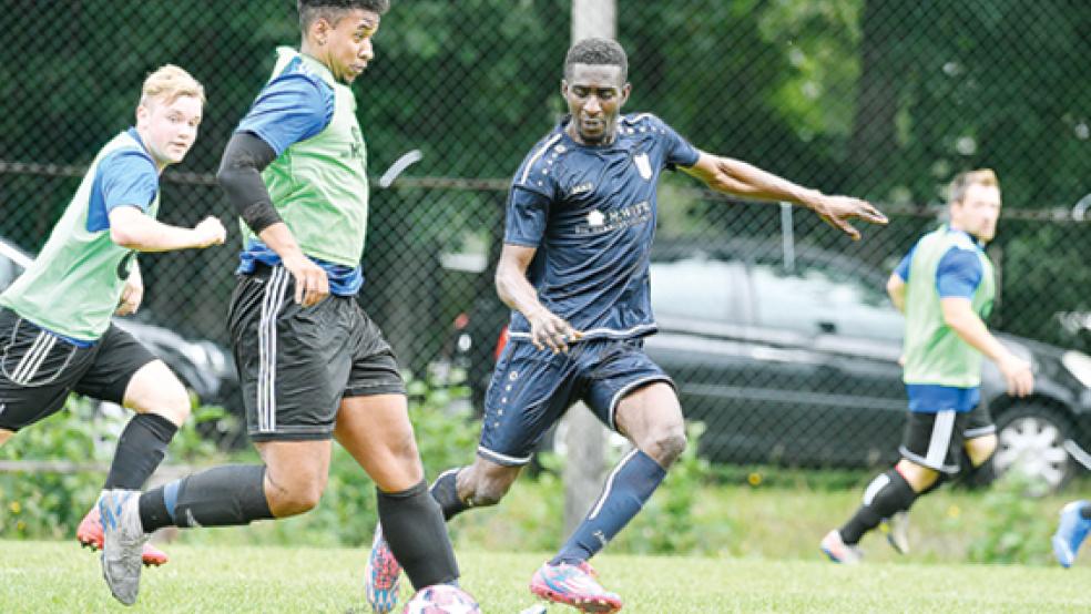 Der Heidjer SV um Yaya Berete (dunkles Trikot) kämpft in dieser Saison gegen den Abstieg.  © Foto: Bruins
