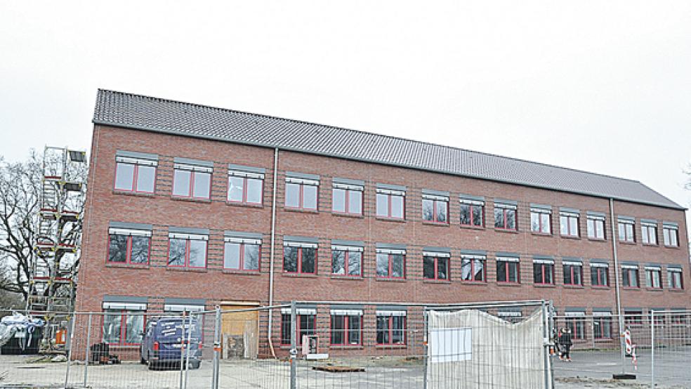 Der Oberschul-Neubau an der Wiesenstraße in Weener soll erst im Sommer bezogen werden.  © Foto: Boelmann
