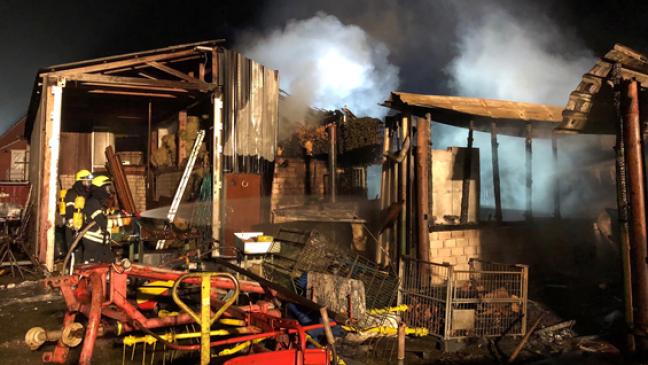 Feuer zerstört zwei Schuppen komplett