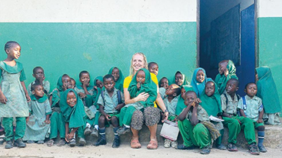 Das letzte Wiedersehen liegt schon über ein Jahr zurück: Sandra Voogd mit ihren Schützlingen im Waisenheim. Nach der Corona-Zwangspause plant sie, im März 2021 wieder nach Kenia zu fliegen. © Fotos: privat
