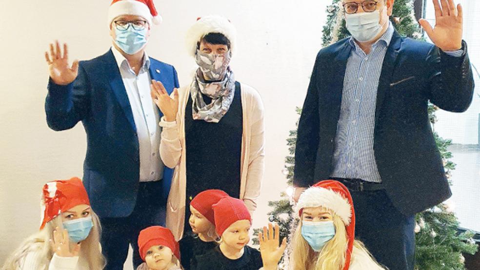 Ein Weihnachtsgruß aus Eurajoki ins Rheiderland. Im Bild von links: Vesa-Pekka Leino, Sari Modig, Bürgermeister Vesa Lakaniemi, Wilma-Liisa Valtonen, Lilli, Vilja, Varpu und Ellimaria Ojala. »Frohe Weinachten aus Eurajoki!«, schreiben die Finnen. © Foto: privat