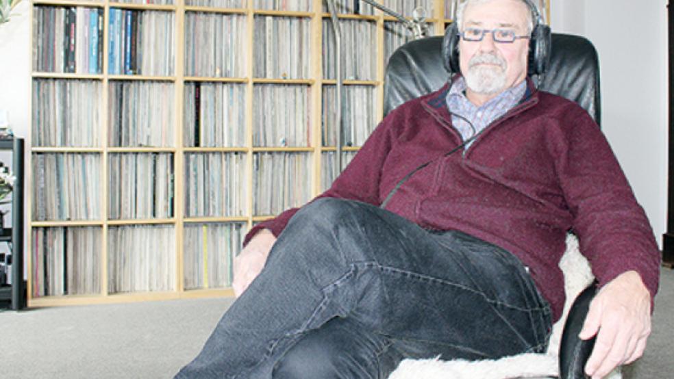 Ernst Günther Jansen in seinem Musikzimmer. Mehrere tausend Schallplatten stehen in seinen Regalen. Ein großer Teil davon sind Werke der Beatles.  © Foto: Berents
