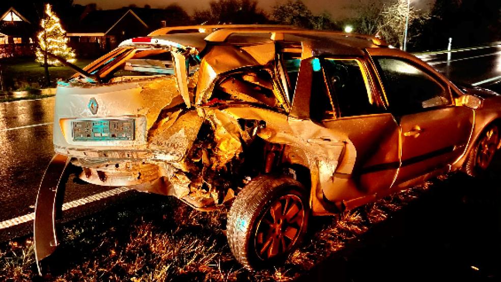 Beide Autos, hier der Renault Laguna des 44-jährigen Fahrers aus Weener, mussten abgeschleppt werden. © Foto: Bruins