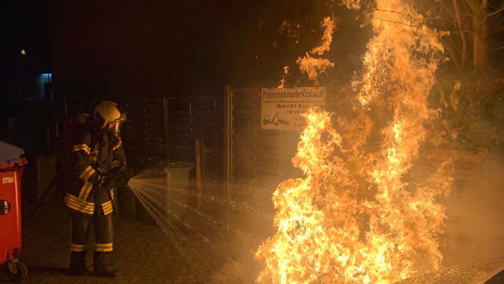 Eine brennende Altpapier-Tonne rief an Heiligabend die Freiwillige Feuerwehr Aurich auf den Plan. © Feuerwehr