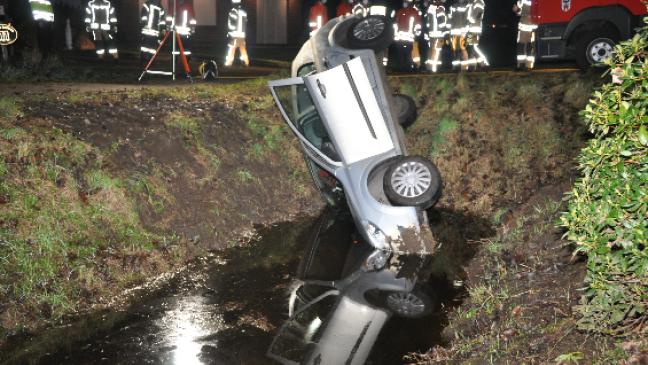 81-Jährige landet mit Auto im Kanal