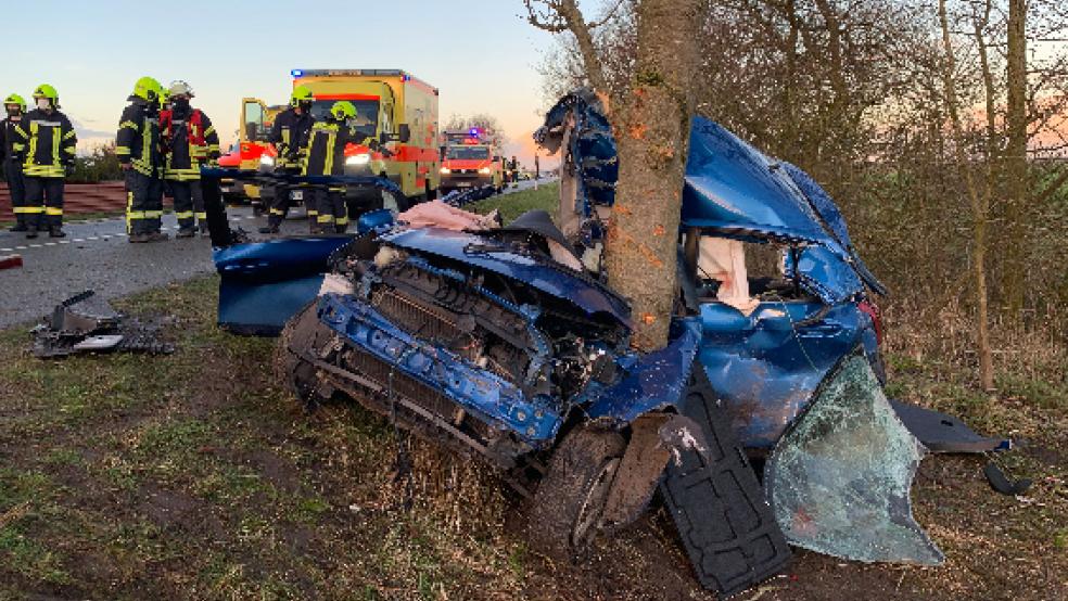 Das Auto des 25-Jährigen wurde durch den Aufprall auf den Baum völlig zerstört. © Feuerwehr