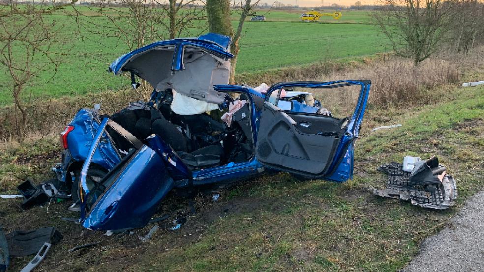 Aus den Trümmern dieses Toyota schnitt die Feuerwehr einen 21-Jährigen mit hydraulischem Rettungsgerät heraus. In der Unfallklinik erlag der junge Mann seinen lebensgefährlichen Verletzungen. © Feuerwehr