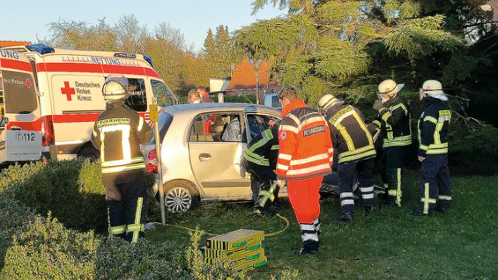 Ein 83-jähriger Mann ist nach einem Unfall in Ostrhauderfehn seinen Verletzungen erlegen. Sechs weitere Menschen wurden bei diesem Unfall ebenfalls verletzt, sie erlitten zum Glück nur leichte Verletzungen. © Foto: Radtke