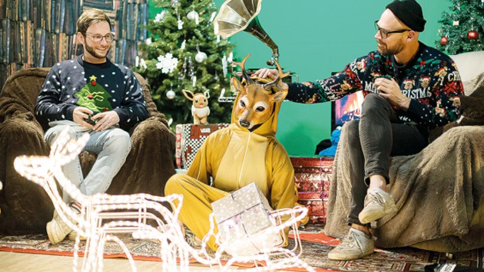 DJ Alex Koop und DJ Marco Hanneken sorgten mit ihrer Crew für ein weihnachtliches Spektakel.  © Akka Olthoff