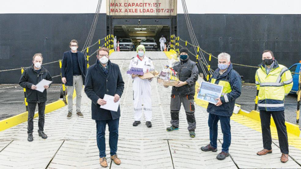 Unter Corona-Bedingungen war ein Besuch an Bord nicht möglich: Die Vertreter der »Parada«-Besatzung und der Stadt Emden kamen vor dem Schiff zu einem Gespräch zusammen, wobei die Seeleute Geschenke bekamen. © Tobias Bruns