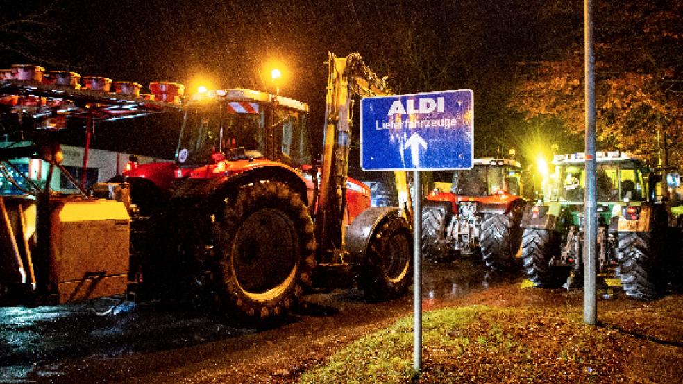 Aus Protest gegen die Preispolitik des Discounters haben Landwirte mit rund 200 Traktoren das Aldi-Zentrallager in Hesel blockiert. © Foto: Dittrich (dpa)