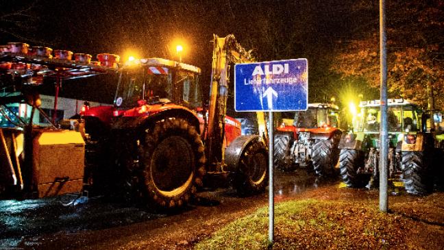 Bauern blockieren Aldi-Lager