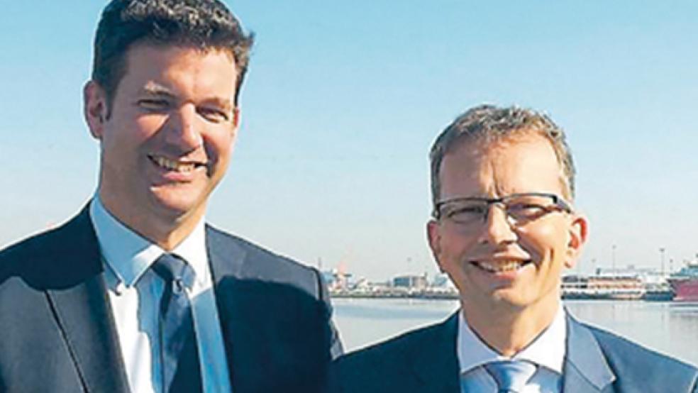 Den Emder Binnenhafen im Rücken: der Emder NPorts-Niederlassungsleiter Volker Weiß (links) und NPorts-Geschäftsführer Holger Banik auf der Großen Seeschleuse. © Foto: Archiv