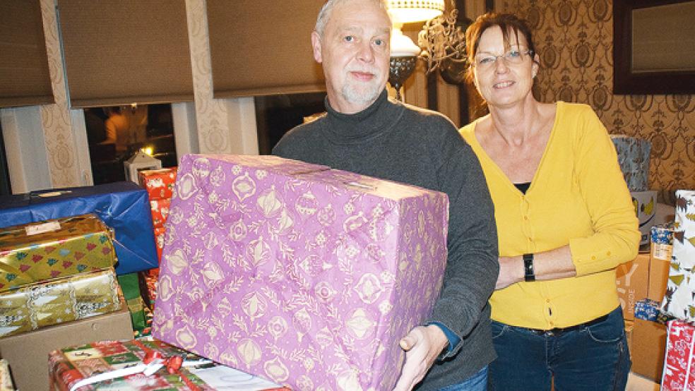 Bettina und Jan Martin Donker aus Bunderhee freuten sich über eine in diesem etwas überraschende Spendenbereitschaft. © Foto: Himstedt