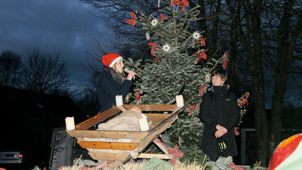 Pastorin Gretchen Ihmels-Albe und ihre Tochter Ineke auf der mobilen Krippe. © Foto: privat