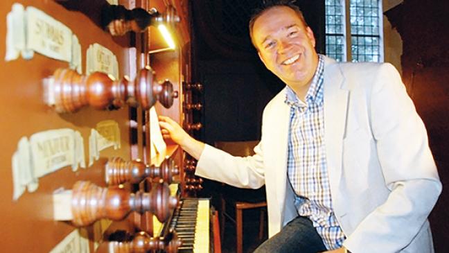 Heikens an der Orgel