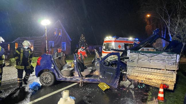 Beifahrerin musste von Feuerwehr befreit werden