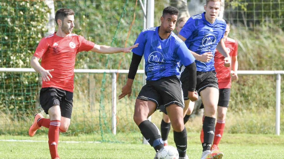 Timothy Reinheimer (am Ball) und die SG Ditzumerverlaat/Ditzum haben bislang fünf ihrer sechs Spiele gewonnen. Gegen den SC 04 Leer (rote Trikots) gab es am 13. September einen späten 3:1-Erfolg durch zwei Tore von Markus Geuken und eins von Henning Pruin. © Foto: Bruins