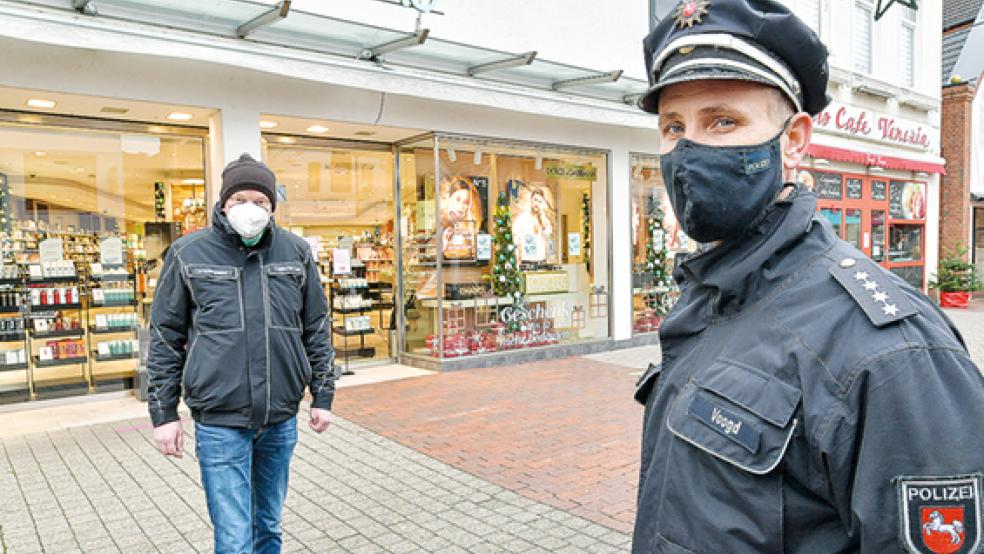 Gerrit Gathen vom Ordnungsamt der Kreisbehörde (links) und Kriminalhauptkommissar Stefan Voogd sind gemeinsam auf Kontrollgang in der Leeraner Fußgängerzone unterwegs.  © Foto: Landkreis Leer
