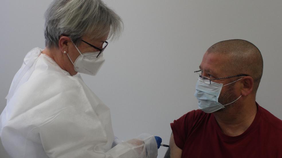 Krankenschwester Sigrid Tamminga übt mit Jürgen Schneider als Patient die Abläufe im Impfzentrum. Ein Kugelschreiber dient hier als Nadelattrappe. © Foto: Berents