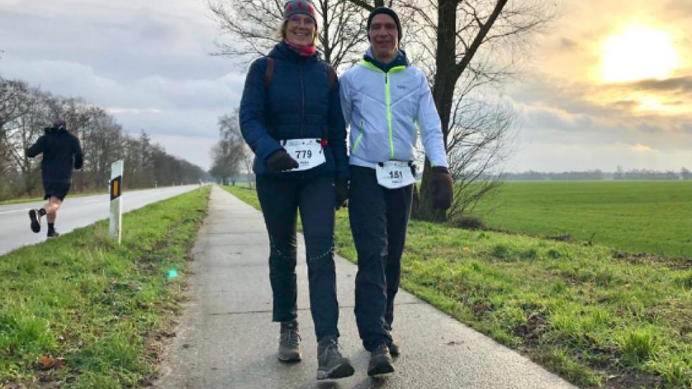 Heike Dirks und Edzard Wirtjes absolvierten am 2. Weihnachtstag jeweils 26 Kilometer auf einer Wanderung von Leer über Grotegaste und Driever wieder zurück nach Leer. © Foto: privat