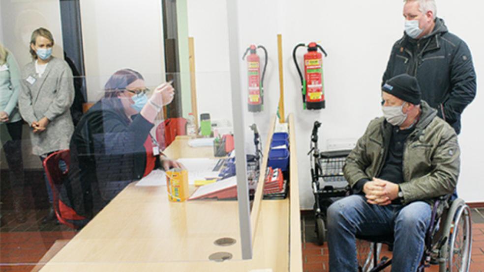 Die Teilnehmer des Probelaufs wurden am Empfang von Mitarbeitern des Landkreises begrüßt und zur nächsten Station, der Anmeldung geschickt. Beim Test-Durchgang schlüpften die Probanden auch in die Rolle von Rollstuhlfahrern und ihren Begleitpersonen. © Foto: Berents