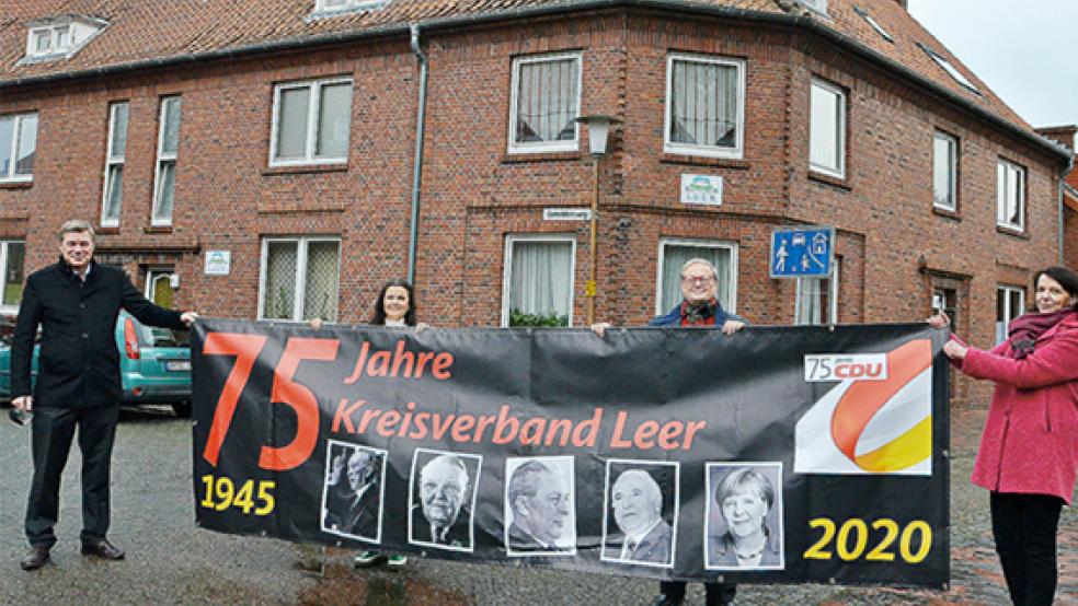Ortstermin an der ersten CDU-Bezirks- und Kreisgeschäftsstelle in Leer im Conrebberweg (1945 bis 1957) mit Ulf Thiele, Gitta Connemann, Dieter Baumann und Melanie Nonte. © Foto: Ammermann