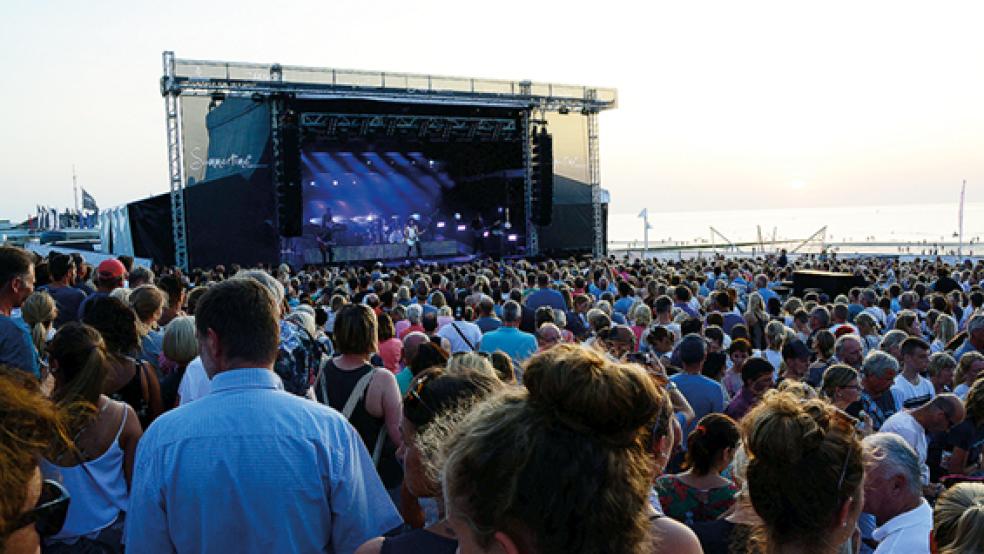 Das »Summertime« Festival fand 2019 zuletzt statt. Neben den zahlenden Besuchern gab es auch viele Gratis-Lauscher am Strand.  © Foto: Eden
