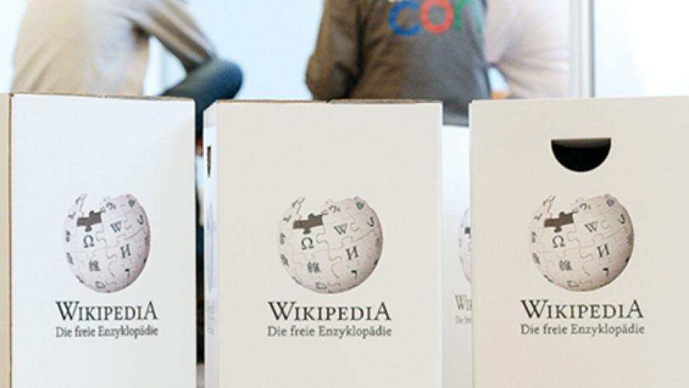 Dr. Walter Hilbrands schreibt in seiner Freizeit begeistert Artikel für die Online-Enzyklopädie Wikipedia. Durch dieses Hobby seien schon viele Kontakte und Freundschaften entstanden, sagt der 55-Jährige. © Fotos: Picture alliance-Uli Deck /privat