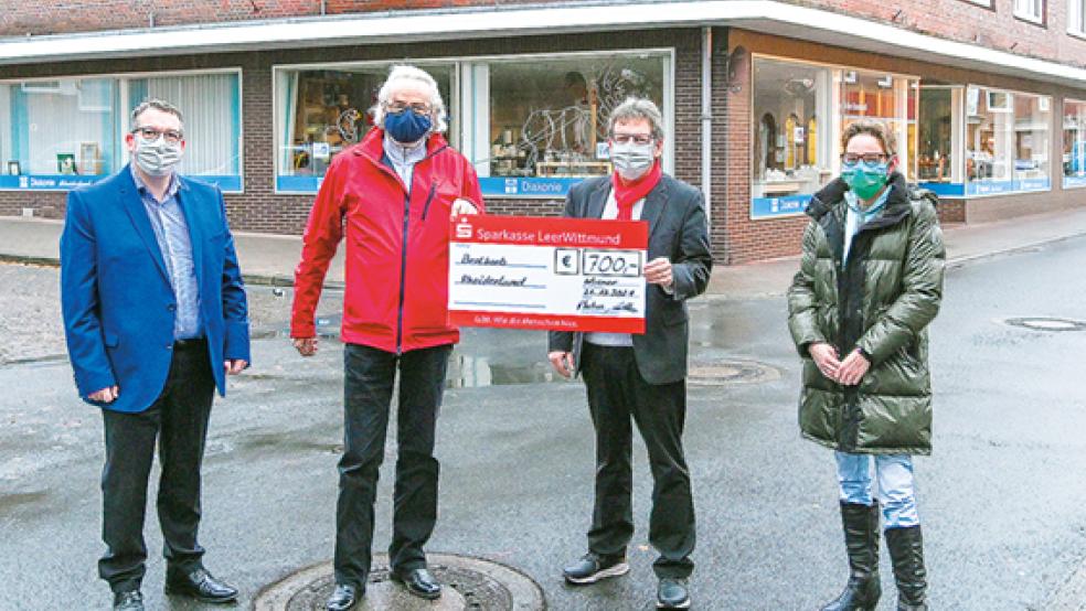 Spendenübergabe mit Maske (von links): Ernst-Ingo Lind, Leiter des Wahlkreisbüros von Paschke, Volker Kraft, Markus Paschke und Susanne Röskens vom Sozialen Kaufhaus. © Foto: Bruins