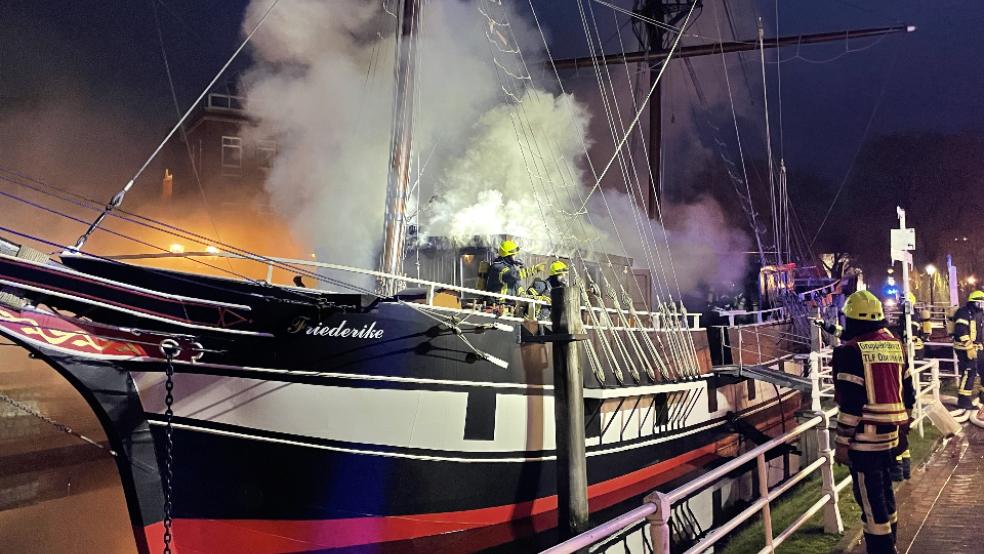 Aus ungeklärter Ursache brach innerhalb des Schiffes ein Feuer aus.  © Foto: Feuerwehr Papenburg
