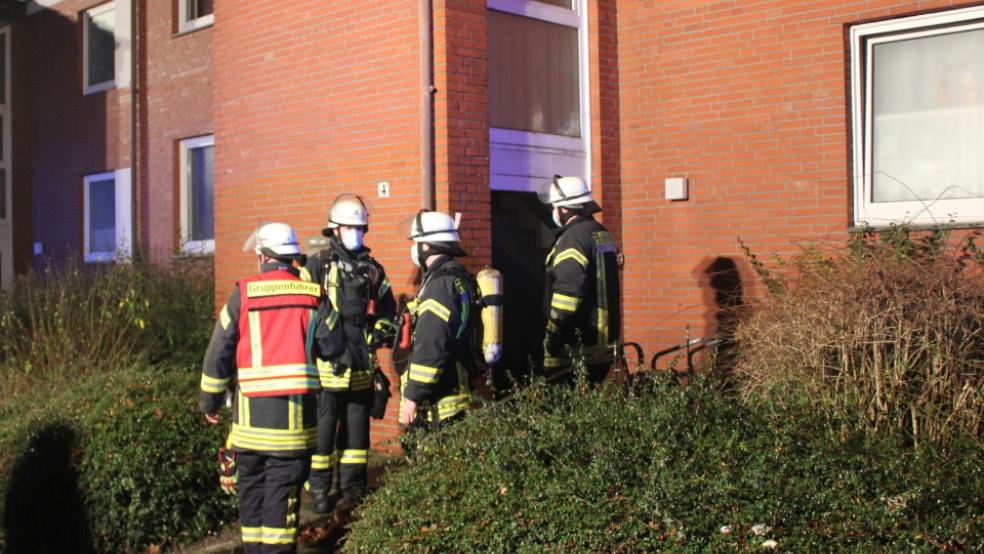 Die Feuerwehr Weener war in den frühen Morgenstunden in der »Haagstiege« im Einsatz. Neun Bewohner eines Mehrfamilienhauses mussten vermutlich aufgrund eines Gaslecks aus dem Gebäude evakuiert werden.  © Foto: Rand (Feuerwehr Weener)