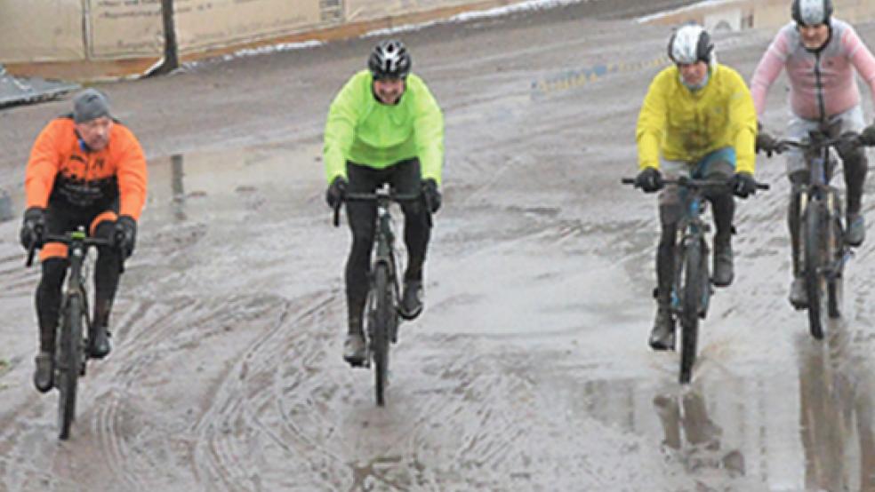 Mit Abstand fuhren Gerd Wolken (von links), Dieter Ocken, Klaus Dworak, Gerd Rausch und Oliver Brau ihre Runden im Motodrom. © Foto: Wolfenberg