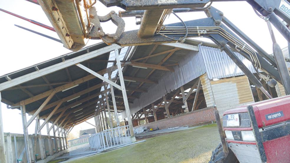 Die neuen Besitzer des ehemaligen Hofes von Familie Coordes in Potshausen sanieren derzeit den Stall. © Foto: Wieking