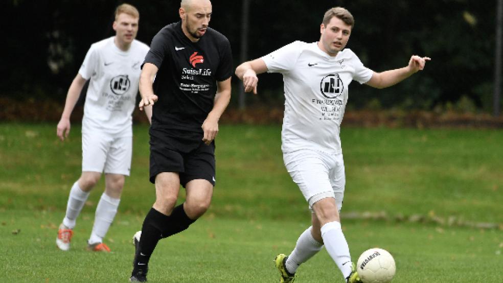 Der SV Teutonia Stapelmoor (rechts Markus Müller) ist laut Trainer Jens Hinderks gegen Neermoor verdient als Verlierer vom Platz gegangen. © Foto: Bruins