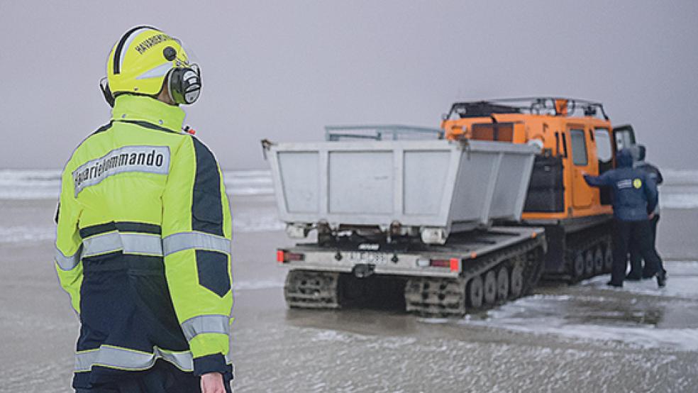 Unterwegs am Strand von Borkum: Einsatzkräfte des Havariekommandos und ihre Helfer suchen mit dem schwimmfähigen Mehrzweckfahrzeug »Hägglunds« den Strand der Nordseeinsel nach dem Strandgut des Frachters »MSC Zoe« ab.  © Foto: dpa