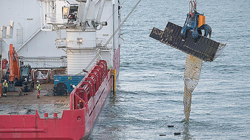 Das Bergungsschiff »Geosund« hebt vor der Nordwestküste der Niederlande einen Container vom Meeresboden. Knapp fünf Monate nach der Havarie des Riesenfrachters «MSC Zoe» in der stürmischen Nordsee ist ein Großteil der verlorenen Container und Ladungsteile inzwischen geborgen.  © Foto: dpa