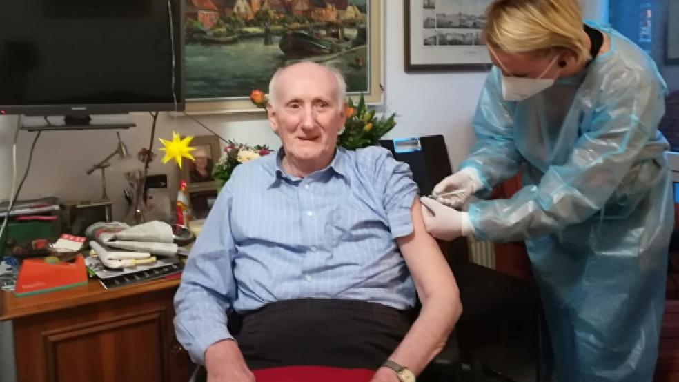 Adolf Harms bekam heute im Haus Simeon von Cathrin Leuffert, ärztliche Leiterin des Impfzentrums, als erster Emder eine Impfung gegen das Corona-Virus. © Foto: Stadt Emden