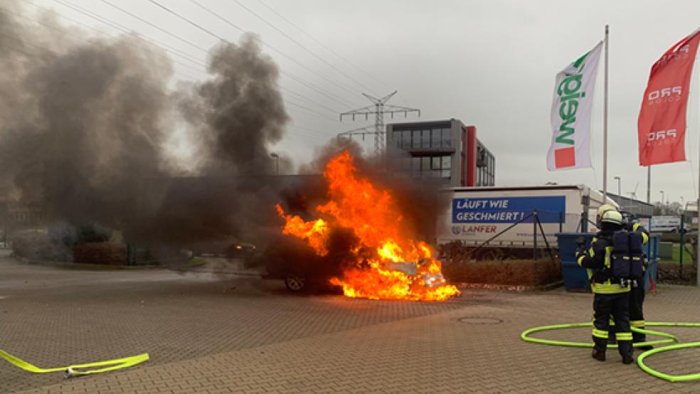 Die Feuerwehr konnte den Range Rover, der durch das Feuer völlig zerstört wurde, nur noch ablöschen. © Foto: Feuerwehr